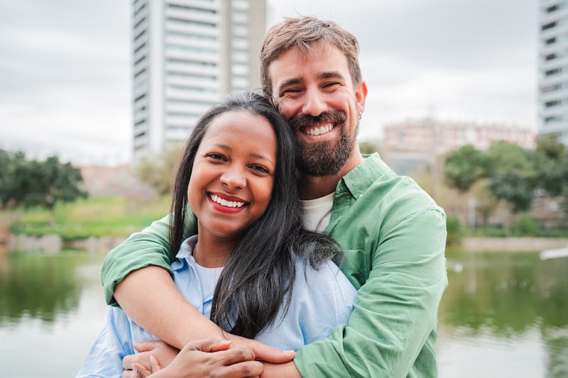 En la primera cita, aunque las mujeres dicen preferir a mayores, consideran más atractivos a menores.