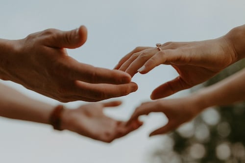 Qué significa que un hombre juegue con tus dedos: esto es lo que oculta este gesto