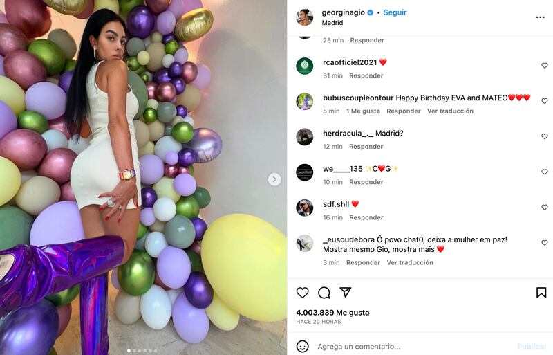 Georgina Rodríguez posa en festejo de sus mellizos Eva y Mateo.