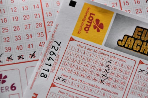 Mujer ganó la lotería tras elegir los números afortunados con ChatGPT