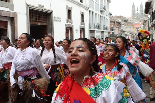 ¡Quito revive su alma popular! Mercados, música y fiesta en el Desfile que pinta la ciudad de colores