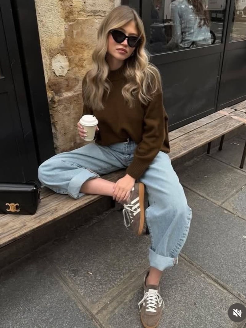 Look con tenis marrones