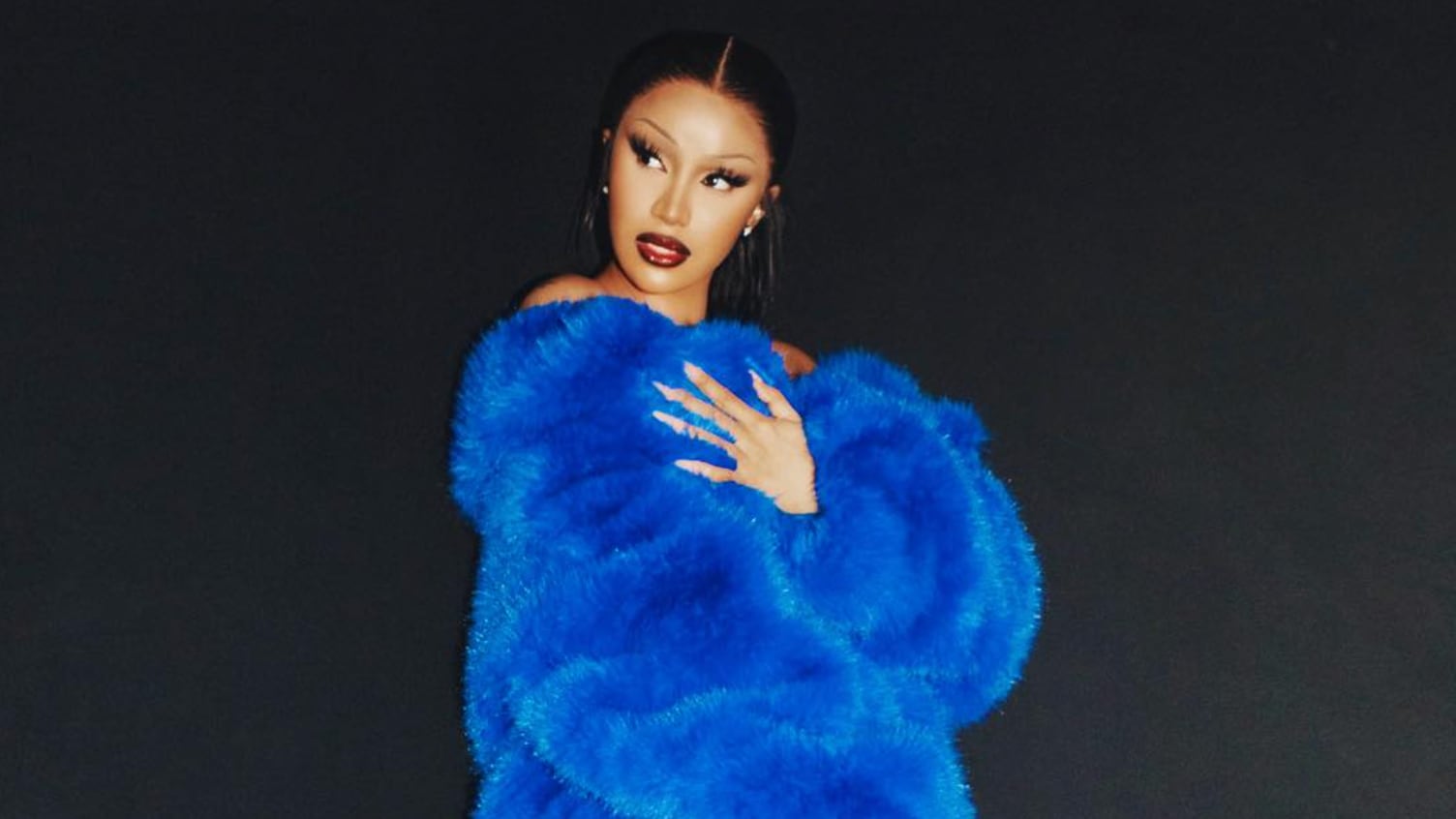 La firme defensa de Cardi B por su herencia dominicana es un llamado poderoso al respeto cultural.