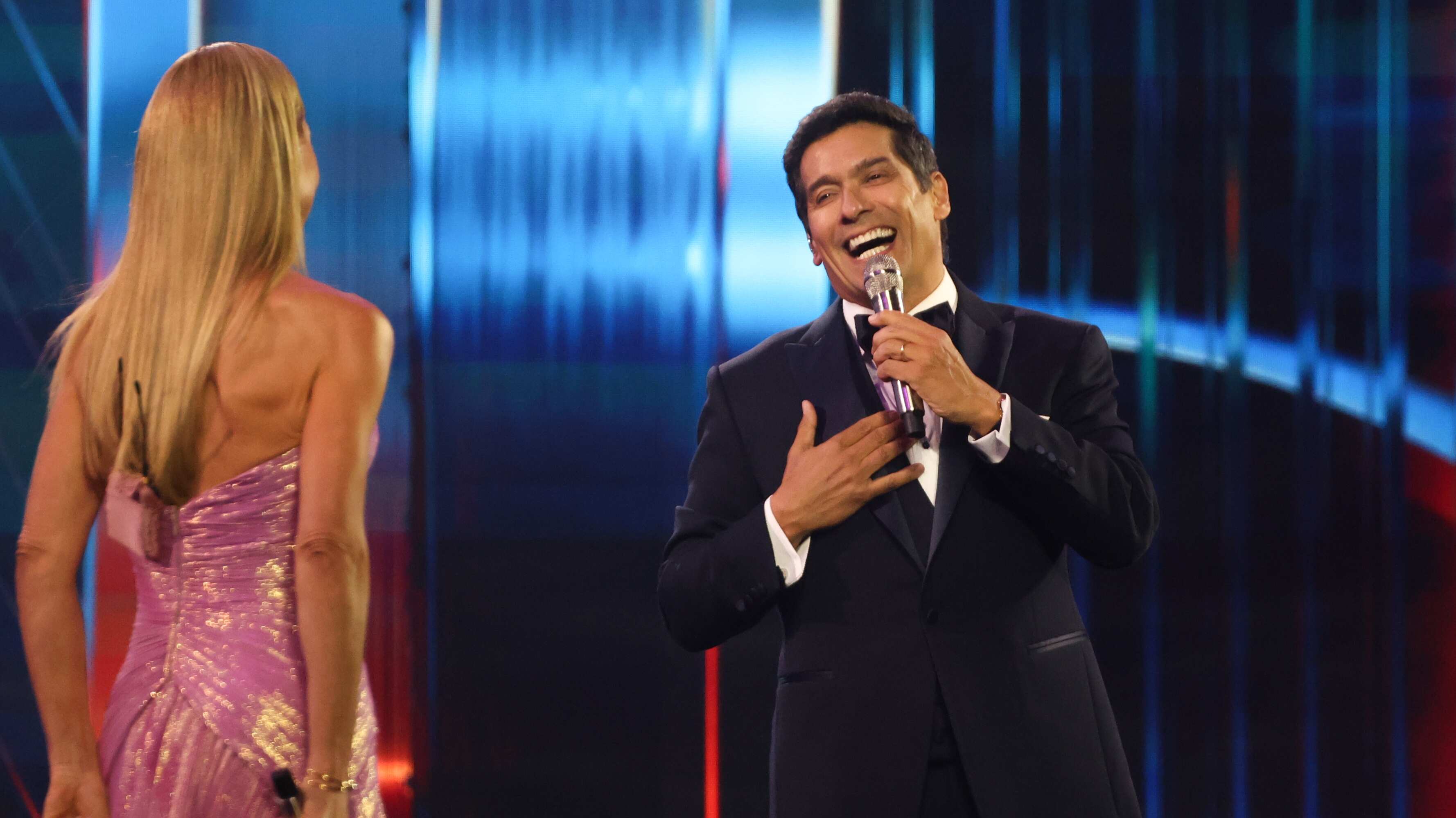 Cuando Karen Doggenweiler presentó a Rafael Araneda -en un hecho histórico durante los 64 años del Festival de Viña del Mar- el animador rápidamente saludó con su estilo característico lleno de energía, aunque no apto para oídos sensibles.
Su voz fuerte, que para algunos es considerada como gritos de tomo y lomo, fue el comentario que más se repitió en las redes sociales, quienes convirtieron el nombre de Rafael Araneda en trending topic, y fueron implacables con su desempeño.
"Avísenle al Rafael Araneda que tiene micrófono que no es necesario gritar por favor #Vina2025", "Me carga lo gritón que es Rafael Araneda... innecesario", "Donde se le baja el volumen al Rafael Araneda… me caaaarga", "Será posible que la Superintendencia del Medio Ambiente le curse una multa a Rafael Araneda por ruidos molestos? Que manera de gritar, escribieron.
Aunque, hubo otros más drásticos aún y fueron enfáticos en decir que Karen Doggenweiler debería haber animado en solitario.
"La karen perfectamente podría animar sola la próxima edición del festival @Mega Rafael araneda demasiado griton está demás la karen NO Necesita Adornos #Viña2025".
Eso sí, no todos fueron lapidarios. También uno que otro lo defendió.
"Igual hay gente tan amargada, la @KarendTV lo ha hecho increíble, una comunicadora de lujo; pero Rafael Araneda tiene mérito: es jugado, chacotero, tiene manejo, es sencillo, una afinidad increíble con Karen. Por qué siempre destacamos lo malo y somos tan chaqueteros?".
El hito histórico de Doggenweiler
A las 21:22 minutos Karen Doggenweiler hizo su aparición triunfal sobre el escenario de la Quinta Vergara como la flamante animadora del Festival de Viña del Mar 2025.
Y como un hecho inédito en la historia de las 64 ediciones del certamen, fue la primera mujer en abrir la ceremonia y presentar a su compañero. En este caso, un viejo conocido del festival, su dupla Rafael Araneda.
“Por primera vez en 64 años una mujer le da el puntapie inicial a este festival, estoy emocionada”, señaló.
"Estamos listos para vivir seis noches mágicas", confesó, ante la ovación de los presentes.
“No voy a estar sola, me va a acompañar un amigo entrañable, un amigo de años”, dijo presentando al animador, quien también animó Viña los años 2011 y 2018.
Ahí, de un elegante smoking y humita apareció el “tío conductor”, con su energía y voz característica.