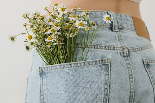 ¿Jeans de flores? La tendencia romántica que está causando furor y ya es la más buscada