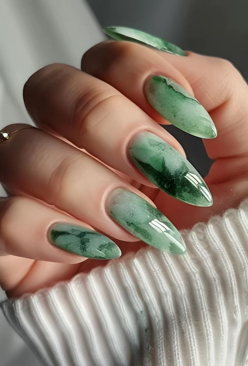 Diseños de uñas acuarela que serán tendencia este 2026