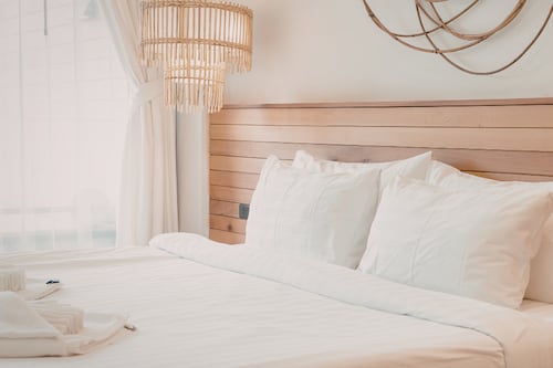 ¿Adiós cabecera? La nueva forma de decorar tu habitación que está causando furor en redes