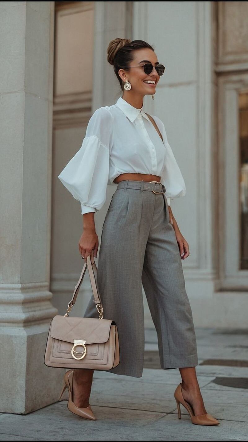 Camisa blanca y pantalones culotte.