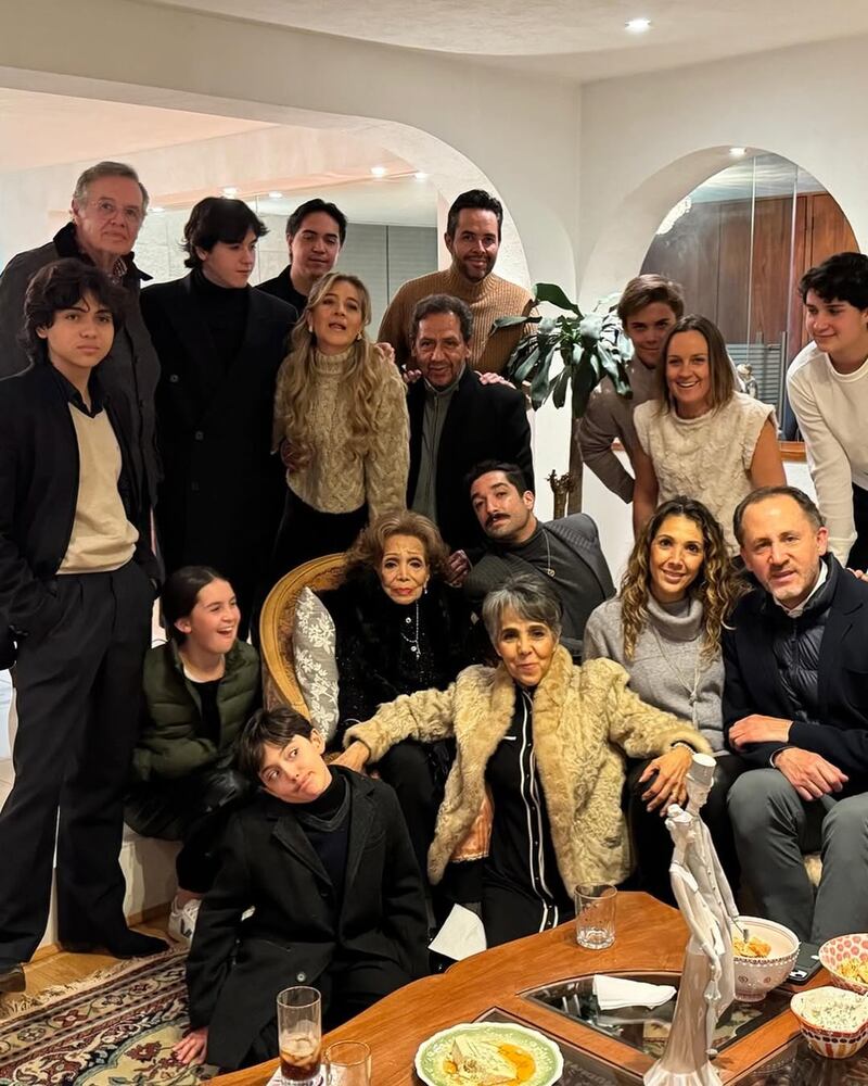 María Victoria junto a su familia.