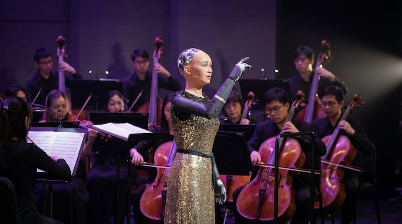 Sophia junto a la orquesta.
