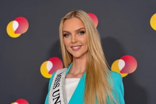 Así llegó Miss Estonia al aeropuerto: como una Barbie humana lista para el Miss Universo 2025
