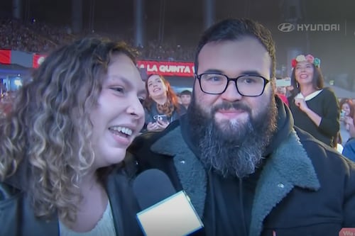 Pareja que se pidió matrimonio de forma simultánea en show de Mon Laferte en Viña 2026 aseguró que todo fue “una sorpresa”