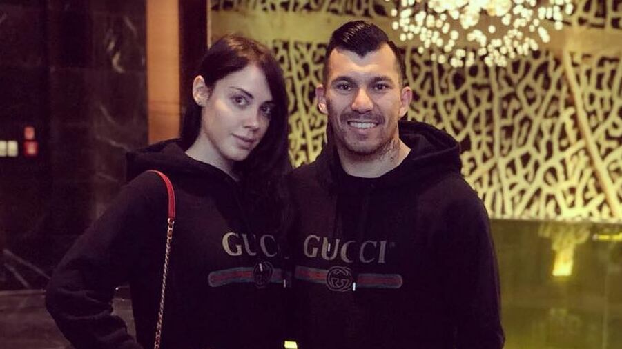 La española sembró la duda en sus redes sociales respecto de su matrimonio con el futbolista nacional.