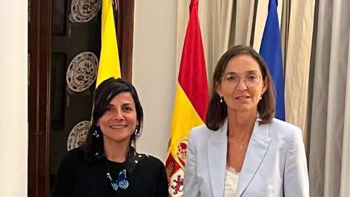 Irene Velez, ministra atacad por su calzado