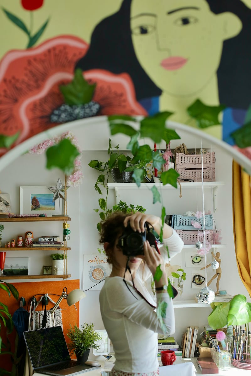 ¿Adiós minimalismo? La tendencia ‘burrowcore’ que promete un cambio de “cuento de hadas” en tu hogar