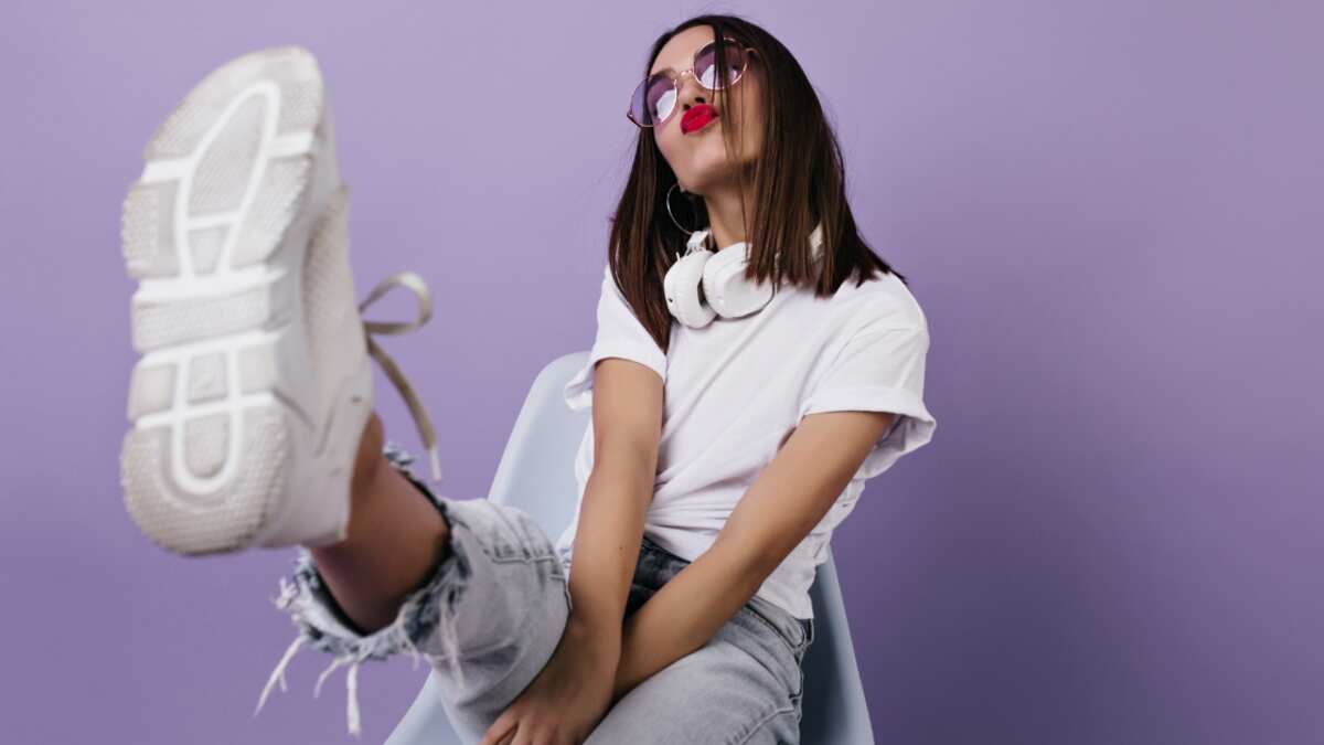 ¿Hay hombres que rechazan el uso de tenis en las mujeres? Aquí te contamos sus razones.