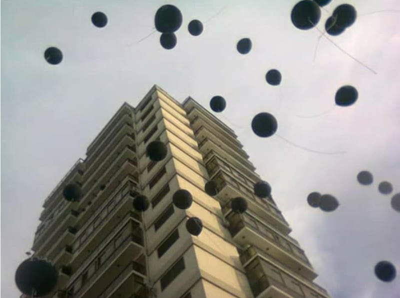 Encontró a su hija de 14 años en la cama con su novio y lo empujó desde un séptimo piso