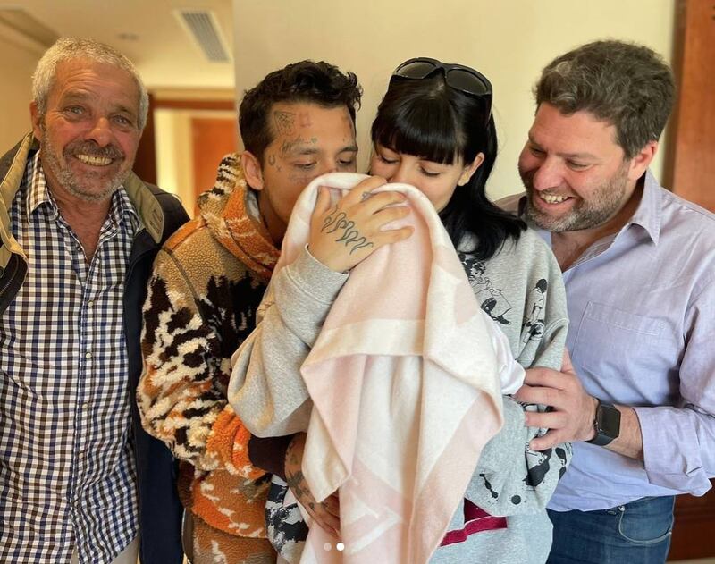 Primera foto de Christian Nodal y Cazzu como padres revolucionó las redes sociales