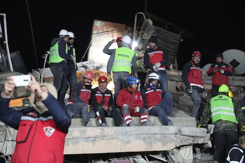 Rescatados con vida una madre y su hijo tras llevar 101 horas sepultados por escombros en Turquía