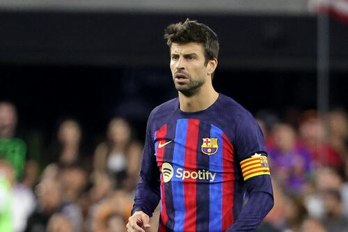 ¡De malas! Se viraliza supuesto diseño de la camiseta que le tocaría usar a Piqué con el logo de Shakira