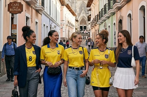 De las gradas a las pasarelas urbanas: Cómo llevar camisetas de fútbol con tacones y joyería sin perder el estilo.