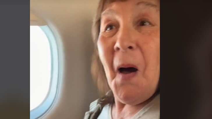 Abuela es viral por su reacción al viajar por primera vez en avión