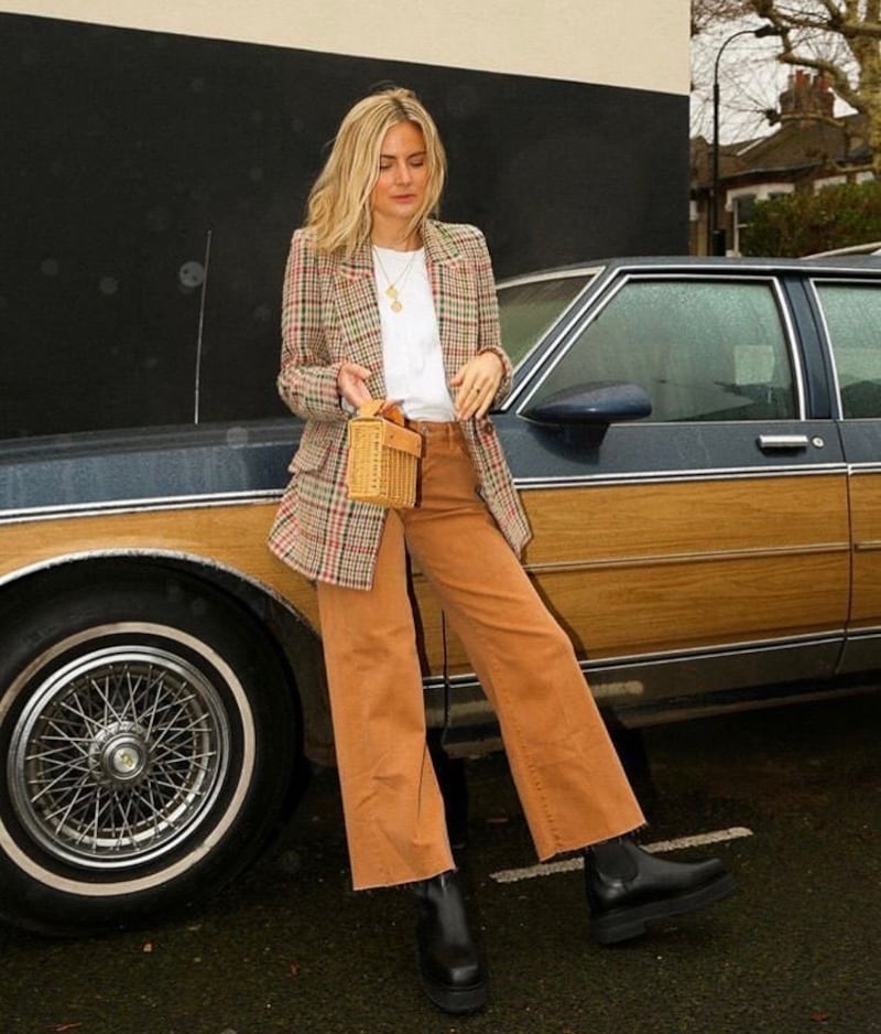 Pantalones acampanados café y bootas