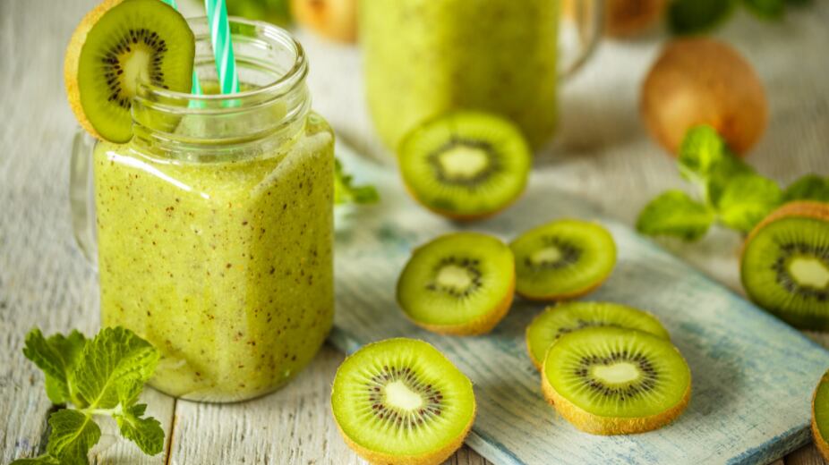 Aquí está la receta del jugo natural con kiwi y miel para tener una piel increíble
