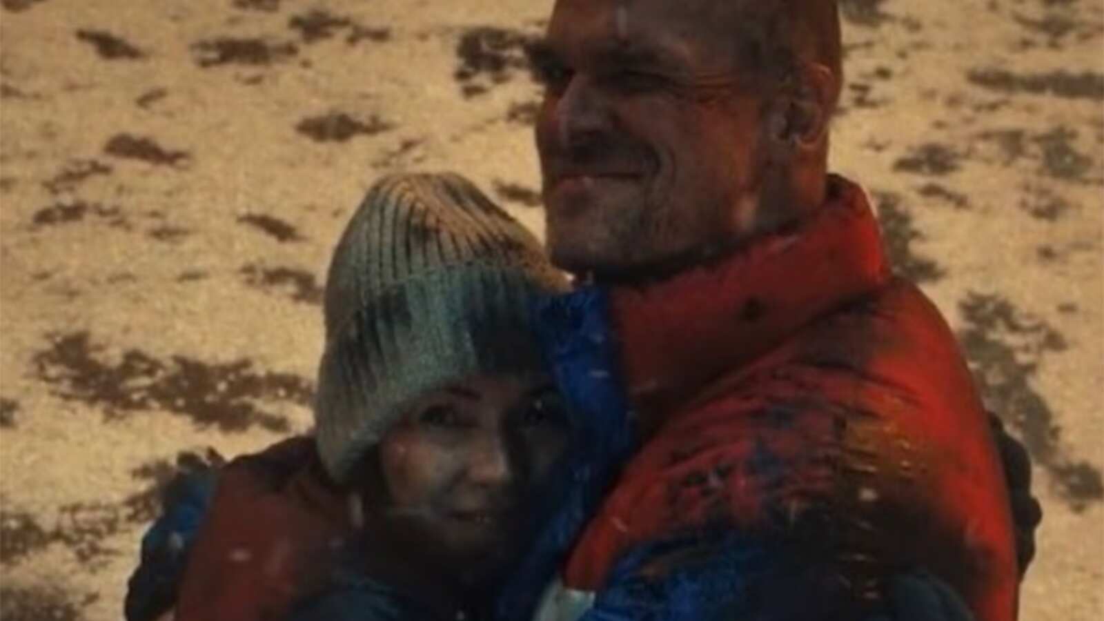 Actores de Stranger Things derrochando amor ante las cámaras.