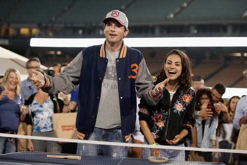 Hijos de Ashton Kutcher y Mila Kunis reaparecen y sorprenden con gran parecido a sus padres