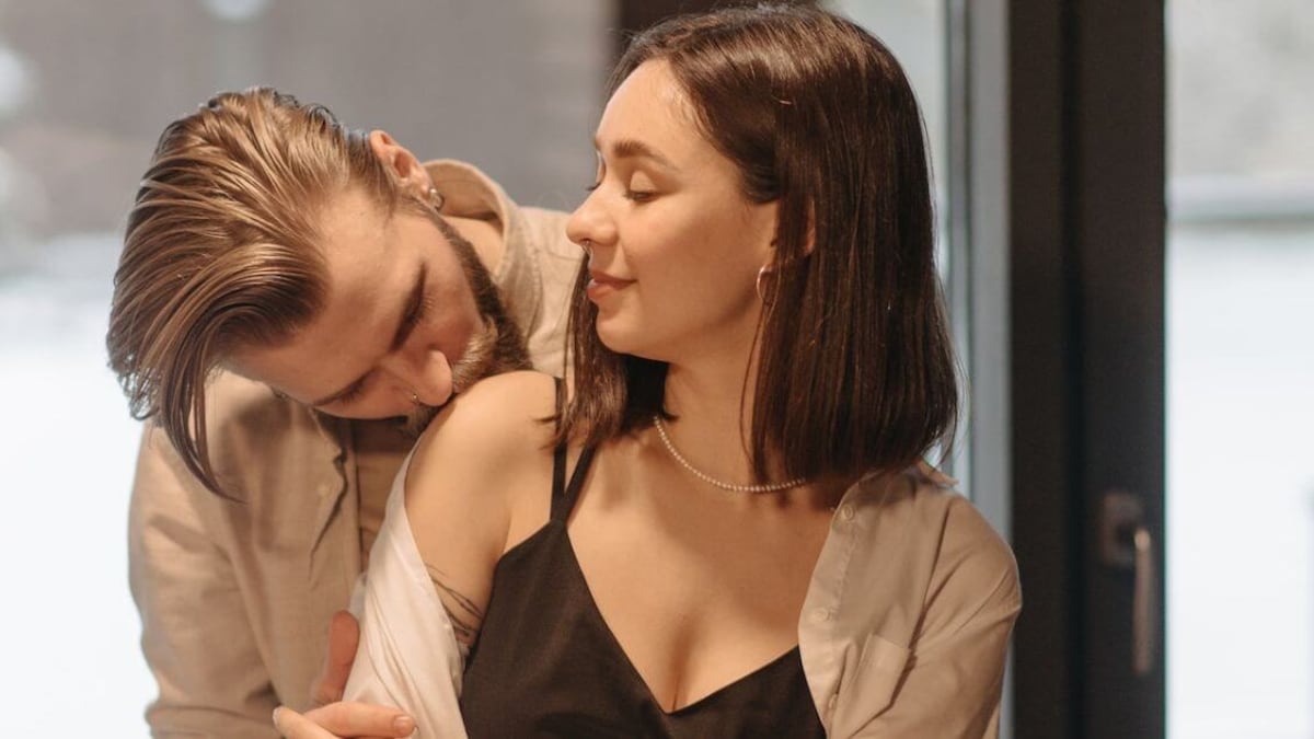 Los besos en los hombros pueden considerarse “sensuales e íntimos”