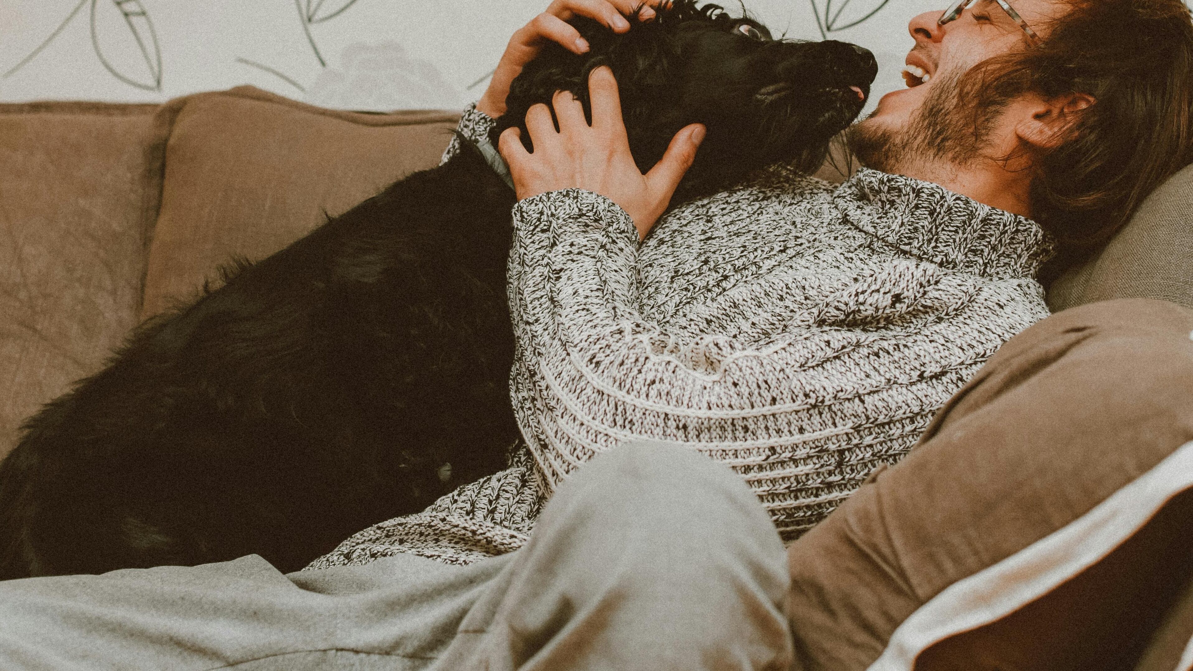 Hombre junto a su perro