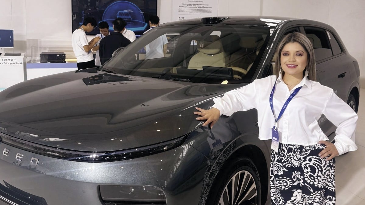 Gabriela Vaca Jaramillo junto a Chery