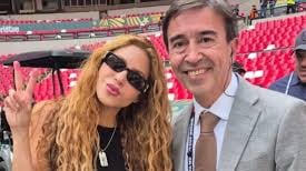 Periodista interrumpió despacho en vivo al ver a Shakira y su reacción se volvió viral en redes