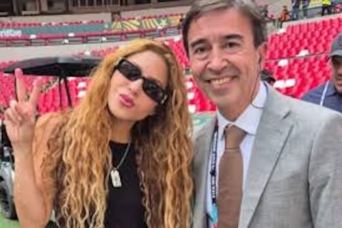 Periodista interrumpió despacho en vivo al ver a Shakira y su reacción se volvió viral en redes