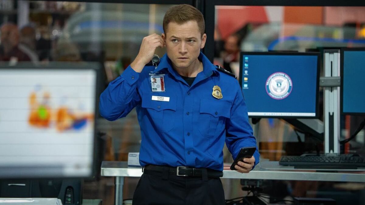 Taron Egerton como Ethan Kopek en Carry-On