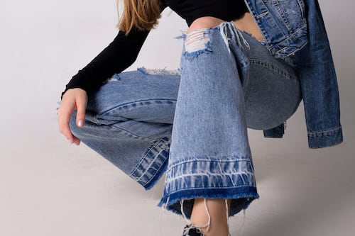 Jeans acampanados y botas: la tendencia ideal para presumir una elegancia “retro”