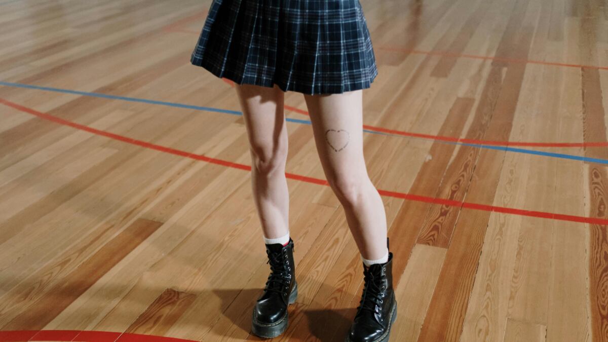 Faldas tableadas y botas en primavera