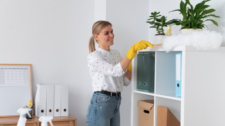 Mujer organiza su espacio