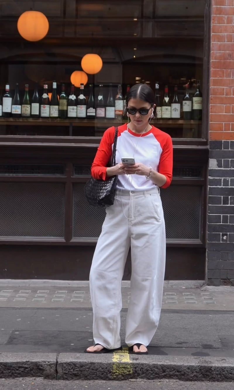 ¿Qué es una camiseta ‘raglan’? La nueva tendencia que promete un cambio chic y fresco a tu look