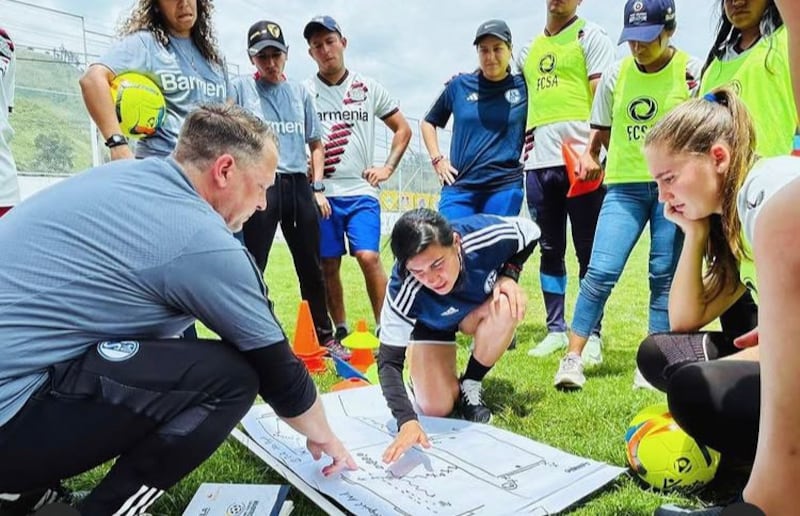 Mabel lamentó la escasa publicidad que se da al fútbol femenino en Ecuador.