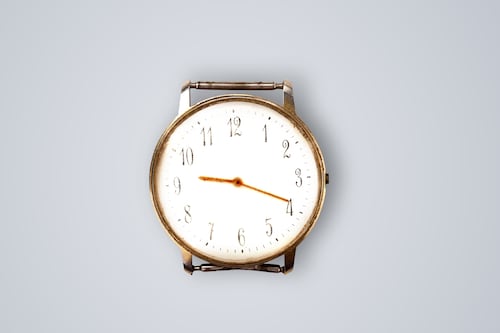 El 25% de los estudiantes ya no lee la hora analógica: Reino Unido lidera la transición al reloj digital en las aulas