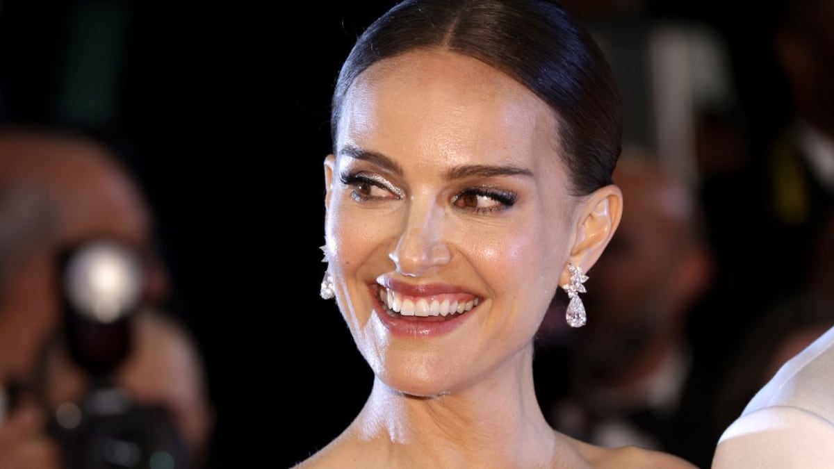 Después de vivir una dura separación, Natalie Portman reapareció con un impactante vestido rojo.