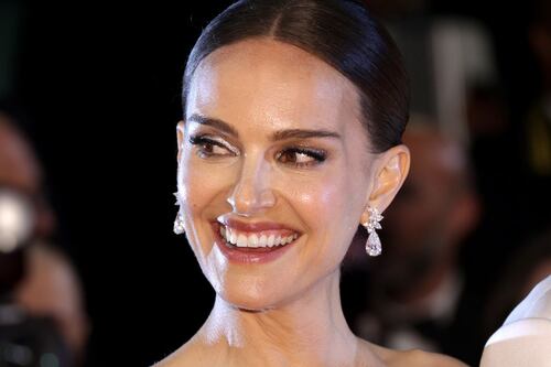 ¡Con vestido rojo de la venganza! Natalie Portman reapareció más sexy que nunca tras separarse