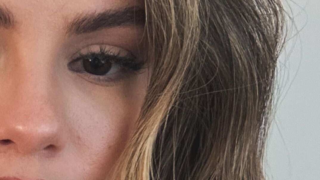 La cantante comparte fotos y luego las borra.