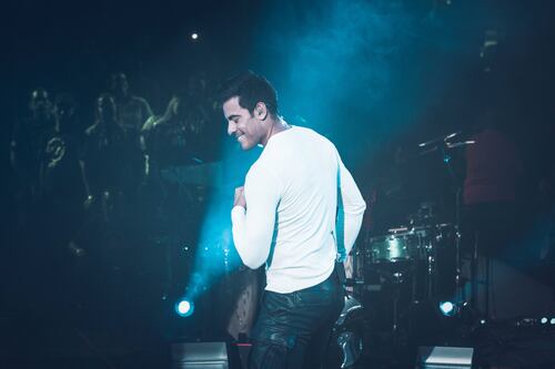 Desmiente Carlos Rivera boda con Cynthia Rodríguez