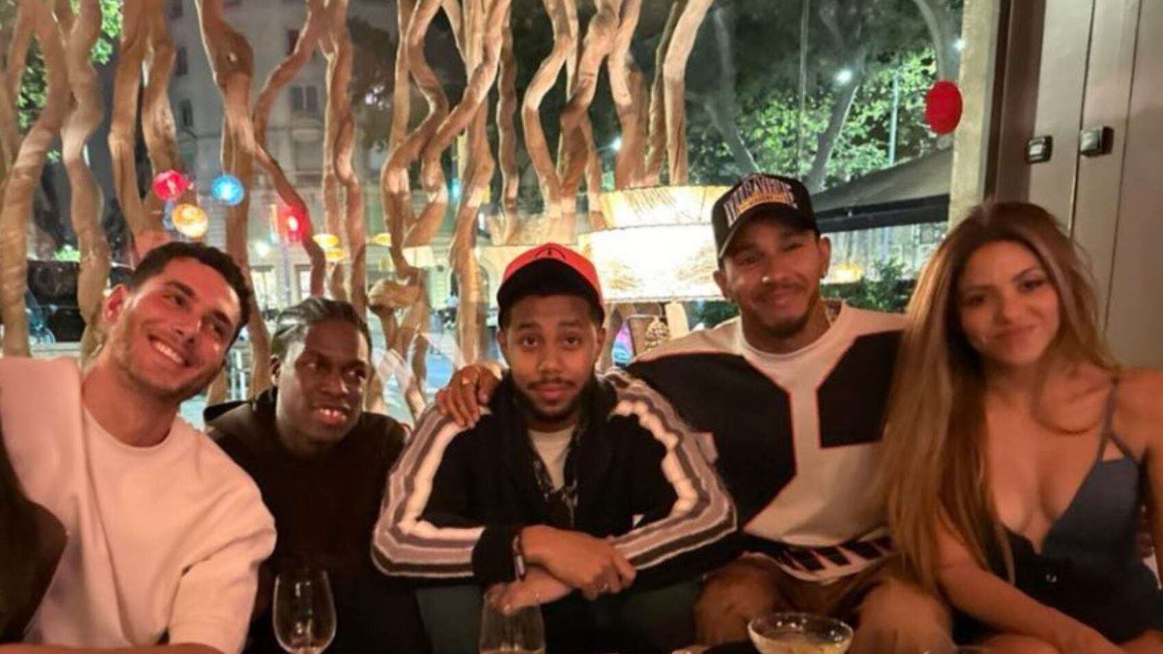 Lewis Hamilton y Shakira junto a amigos