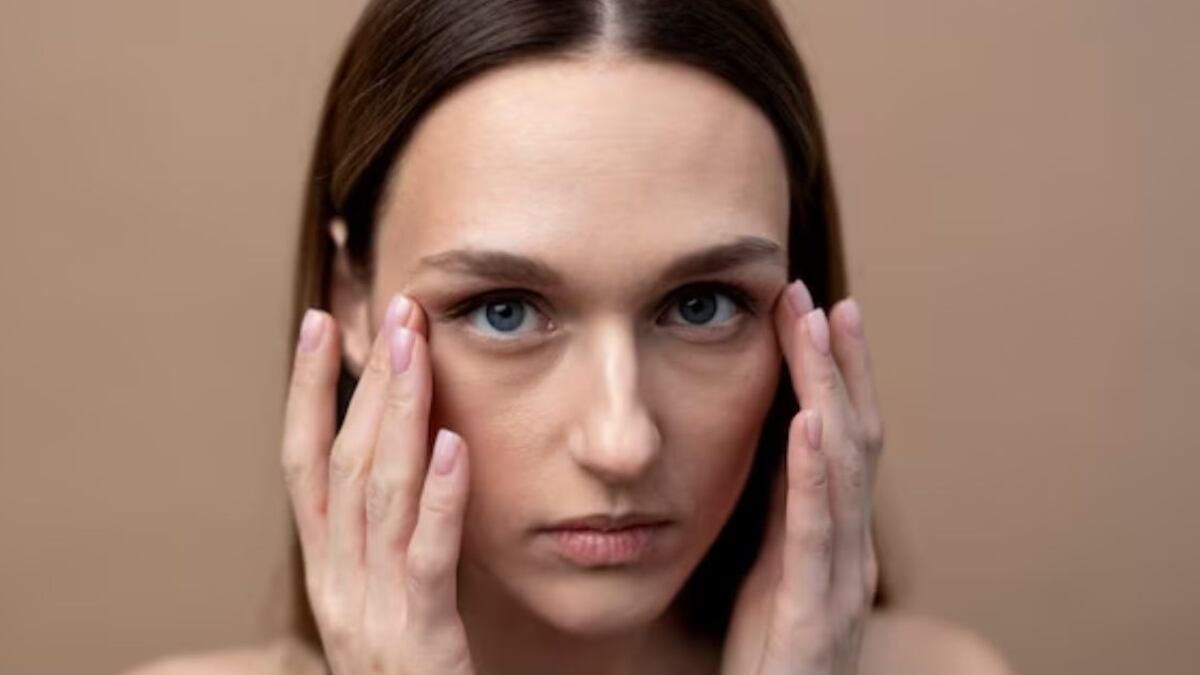 Trucos para disimular las ojeras y por qué su color importa