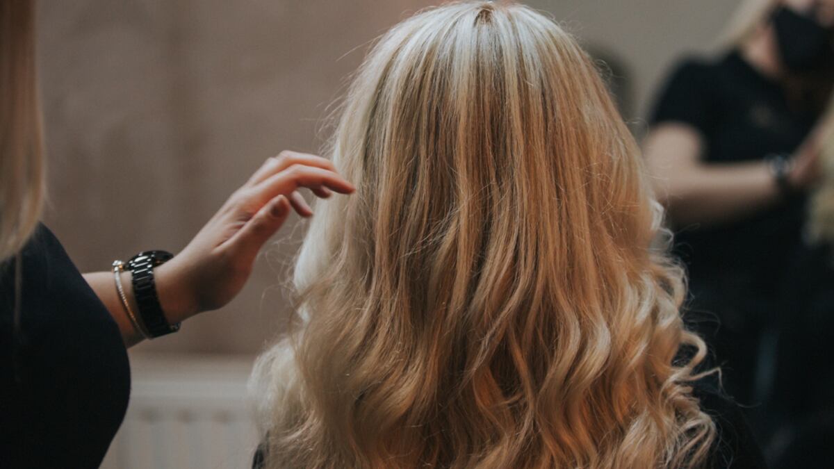 Las mechas shatush serán furor en 2024 y así las puedes llevar si tienes pelo corto.