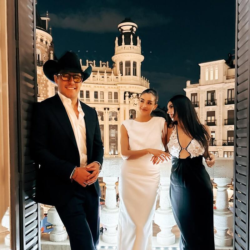 Alejandra Capetillo junto a sus hermanos Eduardo y Ana Paula.